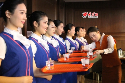 青榮城際鐵路首批140名“高姐”正式亮相 高挑優雅展專業服務風采